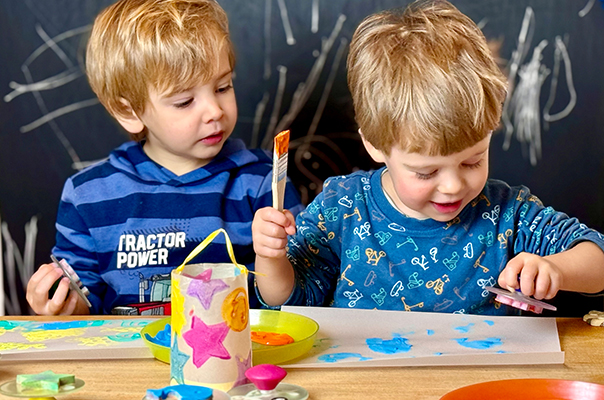 Ich stemple meine Laterne! Wir Tageskinder künstlern unsere Laternen bunt. TiG! Kindertagespflege in Braunschweig Nicole Appel – Kindertagespflege, Krippe und Tagesmutter für Braunschweig Gliesmarode, Querum, Riddagshausen, Östliches Ringgebiet, Volkmarode, Bienrode, Waggum, Hondelage, Schuntersiedlung, Kralenriede, Dibbesdorf, Schwarzer Berg, Siegfriedviertel, Nordstadt und Schapen