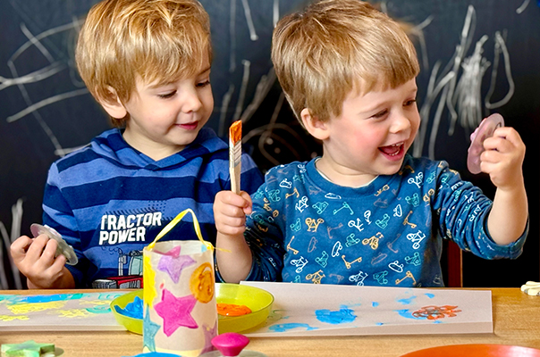 Wir Tageskinder künstlern unsere Laternen bunt. TiG! Kindertagespflege in Braunschweig Nicole Appel – Kindertagespflege, Krippe und Tagesmutter für Braunschweig Gliesmarode, Querum, Riddagshausen, Östliches Ringgebiet, Volkmarode, Bienrode, Waggum, Hondelage, Schuntersiedlung, Kralenriede, Dibbesdorf, Schwarzer Berg, Siegfriedviertel, Nordstadt und Schapen