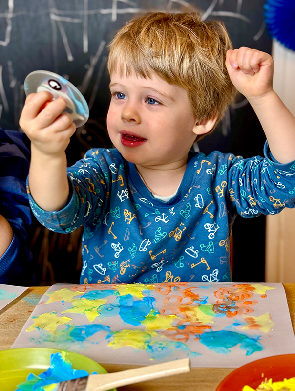 Ich stemple meine Laterne! Wir Tageskinder künstlern unsere Laternen bunt. TiG! Kindertagespflege in Braunschweig Nicole Appel – Kindertagespflege, Krippe und Tagesmutter für Braunschweig Gliesmarode, Querum, Riddagshausen, Östliches Ringgebiet, Volkmarode, Bienrode, Waggum, Hondelage, Schuntersiedlung, Kralenriede, Dibbesdorf, Schwarzer Berg, Siegfriedviertel, Nordstadt und Schapen
