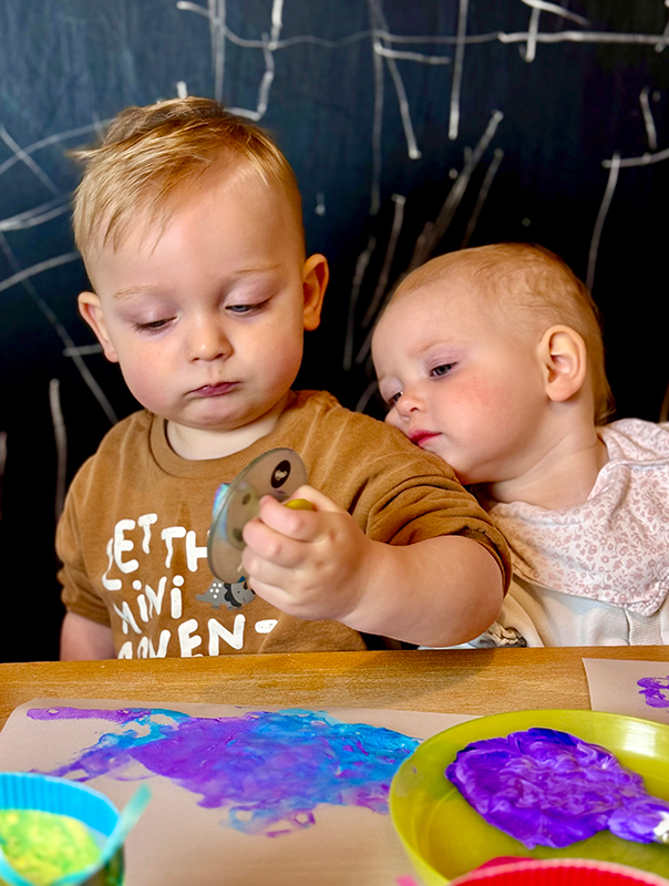 Wir Tageskinder künstlern unsere Laternen bunt. TiG! Kindertagespflege in Braunschweig Nicole Appel – Kindertagespflege, Krippe und Tagesmutter für Braunschweig Gliesmarode, Querum, Riddagshausen, Östliches Ringgebiet, Volkmarode, Bienrode, Waggum, Hondelage, Schuntersiedlung, Kralenriede, Dibbesdorf, Schwarzer Berg, Siegfriedviertel, Nordstadt und Schapen