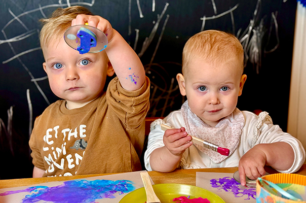 Wir Tageskinder künstlern unsere Laternen bunt. TiG! Kindertagespflege in Braunschweig Nicole Appel – Kindertagespflege, Krippe und Tagesmutter für Braunschweig Gliesmarode, Querum, Riddagshausen, Östliches Ringgebiet, Volkmarode, Bienrode, Waggum, Hondelage, Schuntersiedlung, Kralenriede, Dibbesdorf, Schwarzer Berg, Siegfriedviertel, Nordstadt und Schapen
