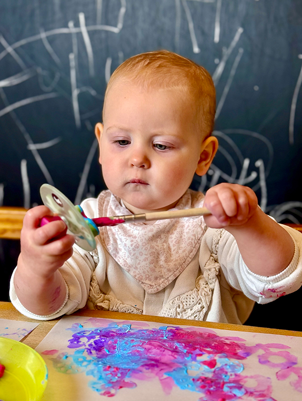 Ich stemple meine Laterne! Wir Tageskinder künstlern unsere Laternen bunt. TiG! Kindertagespflege in Braunschweig Nicole Appel – Kindertagespflege, Krippe und Tagesmutter für Braunschweig Gliesmarode, Querum, Riddagshausen, Östliches Ringgebiet, Volkmarode, Bienrode, Waggum, Hondelage, Schuntersiedlung, Kralenriede, Dibbesdorf, Schwarzer Berg, Siegfriedviertel, Nordstadt und Schapen