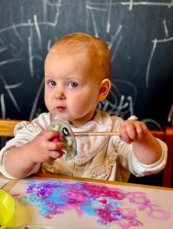 Ich stemple meine Laterne! Wir Tageskinder künstlern unsere Laternen bunt. TiG! Kindertagespflege in Braunschweig Nicole Appel – Kindertagespflege, Krippe und Tagesmutter für Braunschweig Gliesmarode, Querum, Riddagshausen, Östliches Ringgebiet, Volkmarode, Bienrode, Waggum, Hondelage, Schuntersiedlung, Kralenriede, Dibbesdorf, Schwarzer Berg, Siegfriedviertel, Nordstadt und Schapen