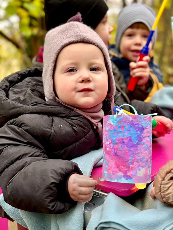Ich geh’ mit meiner Laterne! Wir Tageskinder sind leuchtend unterwegs. TiG! Kindertagespflege in Braunschweig Nicole Appel – Kindertagespflege, Krippe und Tagesmutter für Braunschweig Gliesmarode, Querum, Riddagshausen, Östliches Ringgebiet, Volkmarode, Bienrode, Waggum, Hondelage, Schuntersiedlung, Kralenriede, Dibbesdorf, Schwarzer Berg, Siegfriedviertel, Nordstadt und Schapen