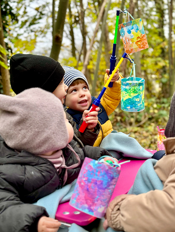 Ich geh’ mit meiner Laterne! Wir Tageskinder sind leuchtend unterwegs. TiG! Kindertagespflege in Braunschweig Nicole Appel – Kindertagespflege, Krippe und Tagesmutter für Braunschweig Gliesmarode, Querum, Riddagshausen, Östliches Ringgebiet, Volkmarode, Bienrode, Waggum, Hondelage, Schuntersiedlung, Kralenriede, Dibbesdorf, Schwarzer Berg, Siegfriedviertel, Nordstadt und Schapen