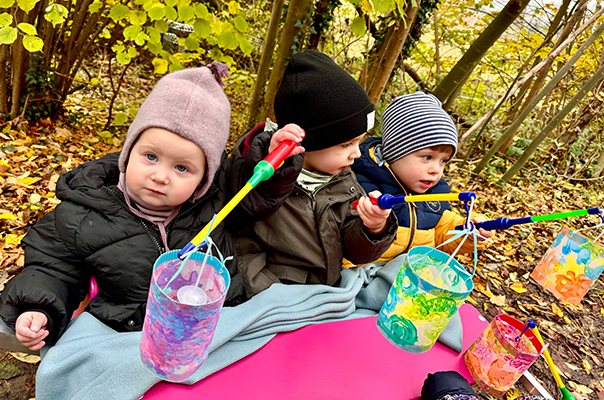 Ich geh’ mit meiner Laterne! Wir Tageskinder sind leuchtend unterwegs. TiG! Kindertagespflege in Braunschweig Nicole Appel – Kindertagespflege, Krippe und Tagesmutter für Braunschweig Gliesmarode, Querum, Riddagshausen, Östliches Ringgebiet, Volkmarode, Bienrode, Waggum, Hondelage, Schuntersiedlung, Kralenriede, Dibbesdorf, Schwarzer Berg, Siegfriedviertel, Nordstadt und Schapen
