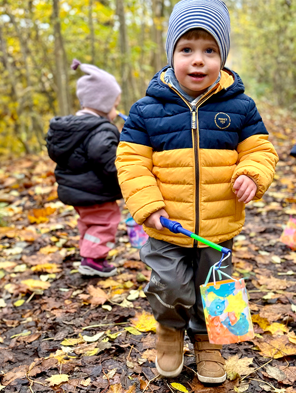 Ich geh’ mit meiner Laterne! Wir Tageskinder sind leuchtend unterwegs. TiG! Kindertagespflege in Braunschweig Nicole Appel – Kindertagespflege, Krippe und Tagesmutter für Braunschweig Gliesmarode, Querum, Riddagshausen, Östliches Ringgebiet, Volkmarode, Bienrode, Waggum, Hondelage, Schuntersiedlung, Kralenriede, Dibbesdorf, Schwarzer Berg, Siegfriedviertel, Nordstadt und Schapen