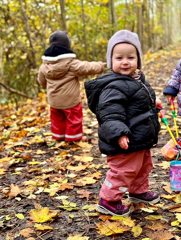 Wir Tageskinder sind leuchtend mit unseren Laternen unterwegs. TiG! Kindertagespflege in Braunschweig Nicole Appel – Kindertagespflege, Krippe und Tagesmutter für Braunschweig Gliesmarode, Querum, Riddagshausen, Östliches Ringgebiet, Volkmarode, Bienrode, Waggum, Hondelage, Schuntersiedlung, Kralenriede, Dibbesdorf, Schwarzer Berg, Siegfriedviertel, Nordstadt und Schapen