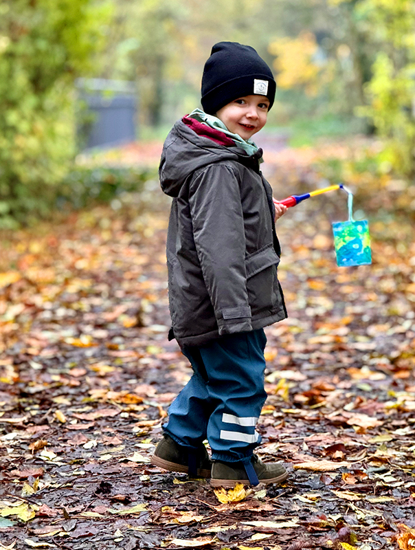 Wir Tageskinder sind leuchtend mit unseren Laternen unterwegs. TiG! Kindertagespflege in Braunschweig Nicole Appel – Kindertagespflege, Krippe und Tagesmutter für Braunschweig Gliesmarode, Querum, Riddagshausen, Östliches Ringgebiet, Volkmarode, Bienrode, Waggum, Hondelage, Schuntersiedlung, Kralenriede, Dibbesdorf, Schwarzer Berg, Siegfriedviertel, Nordstadt und Schapen