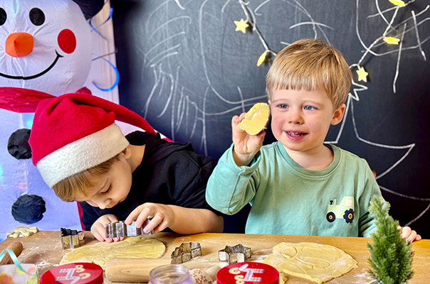 Wir Tageskinder sind in Weihnachtsstimmung und backen Kekse. TiG! Kindertagespflege in Braunschweig Nicole Appel – Kindertagespflege, Krippe und Tagesmutter für Braunschweig Gliesmarode, Querum, Riddagshausen, Östliches Ringgebiet, Volkmarode, Bienrode, Waggum, Hondelage, Schuntersiedlung, Kralenriede, Dibbesdorf, Schwarzer Berg, Siegfriedviertel, Nordstadt und Schapen
