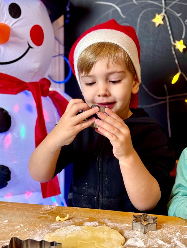 Wir Tageskinder sind in Weihnachtsstimmung und backen Kekse. TiG! Kindertagespflege in Braunschweig Nicole Appel – Kindertagespflege, Krippe und Tagesmutter für Braunschweig Gliesmarode, Querum, Riddagshausen, Östliches Ringgebiet, Volkmarode, Bienrode, Waggum, Hondelage, Schuntersiedlung, Kralenriede, Dibbesdorf, Schwarzer Berg, Siegfriedviertel, Nordstadt und Schapen