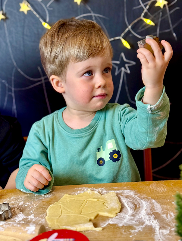 Wir Tageskinder sind in Weihnachtsstimmung und backen Kekse. TiG! Kindertagespflege in Braunschweig Nicole Appel – Kindertagespflege, Krippe und Tagesmutter für Braunschweig Gliesmarode, Querum, Riddagshausen, Östliches Ringgebiet, Volkmarode, Bienrode, Waggum, Hondelage, Schuntersiedlung, Kralenriede, Dibbesdorf, Schwarzer Berg, Siegfriedviertel, Nordstadt und Schapen