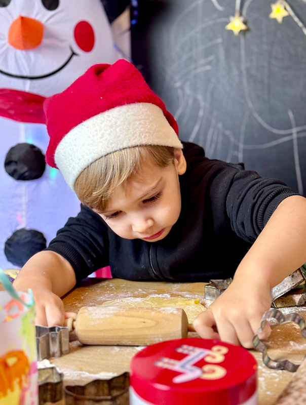 Wir Tageskinder sind in Weihnachtsstimmung und backen Kekse. TiG! Kindertagespflege in Braunschweig Nicole Appel – Kindertagespflege, Krippe und Tagesmutter für Braunschweig Gliesmarode, Querum, Riddagshausen, Östliches Ringgebiet, Volkmarode, Bienrode, Waggum, Hondelage, Schuntersiedlung, Kralenriede, Dibbesdorf, Schwarzer Berg, Siegfriedviertel, Nordstadt und Schapen