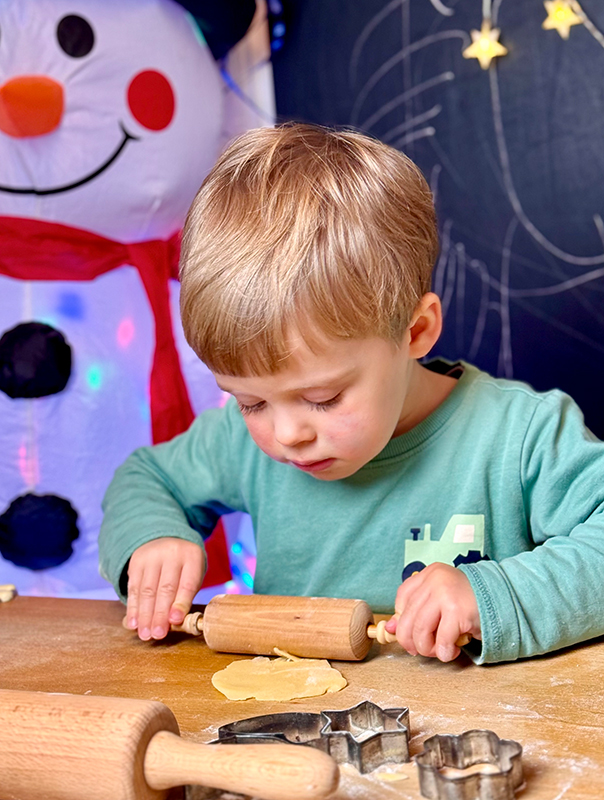 Wir Tageskinder sind in Weihnachtsstimmung und backen Kekse. TiG! Kindertagespflege in Braunschweig Nicole Appel – Kindertagespflege, Krippe und Tagesmutter für Braunschweig Gliesmarode, Querum, Riddagshausen, Östliches Ringgebiet, Volkmarode, Bienrode, Waggum, Hondelage, Schuntersiedlung, Kralenriede, Dibbesdorf, Schwarzer Berg, Siegfriedviertel, Nordstadt und Schapen