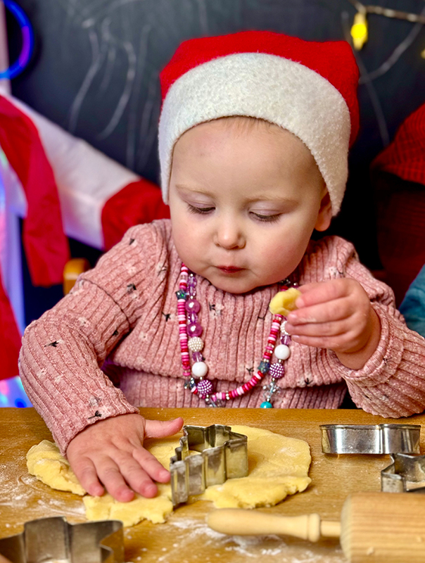 In der Weihnachtsbäckerei! Wir Tageskinder sind in Weihnachtsstimmung. TiG! Kindertagespflege in Braunschweig Nicole Appel – Kindertagespflege, Krippe und Tagesmutter für Braunschweig Gliesmarode, Querum, Riddagshausen, Östliches Ringgebiet, Volkmarode, Bienrode, Waggum, Hondelage, Schuntersiedlung, Kralenriede, Dibbesdorf, Schwarzer Berg, Siegfriedviertel, Nordstadt und Schapen