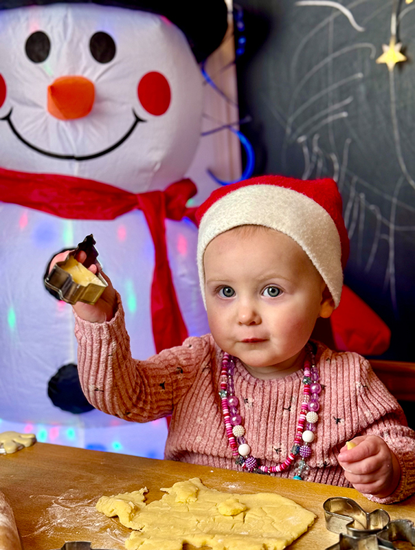 Wir Tageskinder sind in Weihnachtsstimmung und backen Kekse. TiG! Kindertagespflege in Braunschweig Nicole Appel – Kindertagespflege, Krippe und Tagesmutter für Braunschweig Gliesmarode, Querum, Riddagshausen, Östliches Ringgebiet, Volkmarode, Bienrode, Waggum, Hondelage, Schuntersiedlung, Kralenriede, Dibbesdorf, Schwarzer Berg, Siegfriedviertel, Nordstadt und Schapen