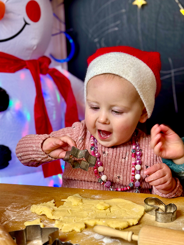 In der Weihnachtsbäckerei! Wir Tageskinder sind in Weihnachtsstimmung. TiG! Kindertagespflege in Braunschweig Nicole Appel – Kindertagespflege, Krippe und Tagesmutter für Braunschweig Gliesmarode, Querum, Riddagshausen, Östliches Ringgebiet, Volkmarode, Bienrode, Waggum, Hondelage, Schuntersiedlung, Kralenriede, Dibbesdorf, Schwarzer Berg, Siegfriedviertel, Nordstadt und Schapen