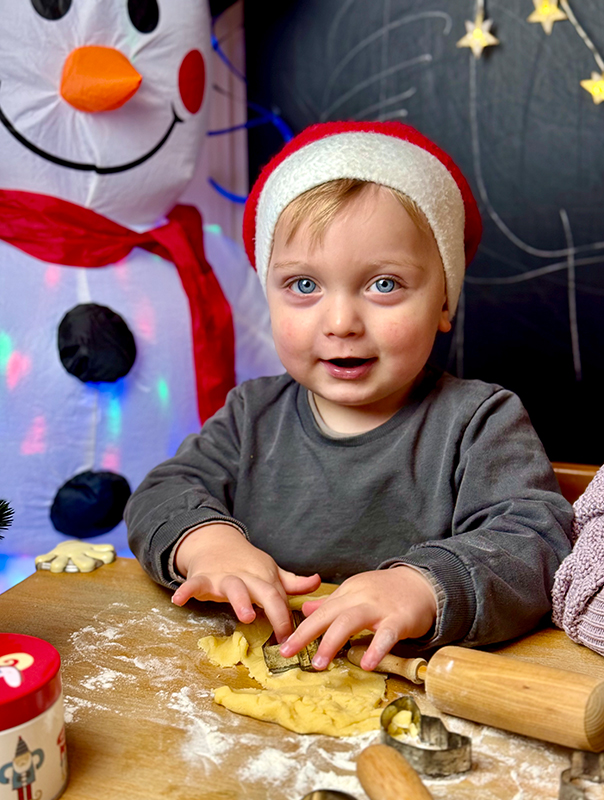 In der Weihnachtsbäckerei! Wir Tageskinder sind in Weihnachtsstimmung. TiG! Kindertagespflege in Braunschweig Nicole Appel – Kindertagespflege, Krippe und Tagesmutter für Braunschweig Gliesmarode, Querum, Riddagshausen, Östliches Ringgebiet, Volkmarode, Bienrode, Waggum, Hondelage, Schuntersiedlung, Kralenriede, Dibbesdorf, Schwarzer Berg, Siegfriedviertel, Nordstadt und Schapen