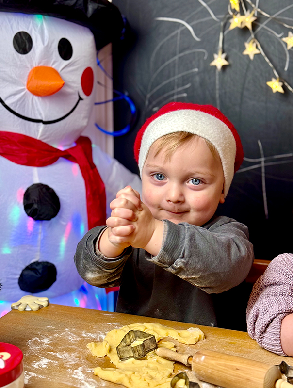In der Weihnachtsbäckerei! Wir Tageskinder sind in Weihnachtsstimmung. TiG! Kindertagespflege in Braunschweig Nicole Appel – Kindertagespflege, Krippe und Tagesmutter für Braunschweig Gliesmarode, Querum, Riddagshausen, Östliches Ringgebiet, Volkmarode, Bienrode, Waggum, Hondelage, Schuntersiedlung, Kralenriede, Dibbesdorf, Schwarzer Berg, Siegfriedviertel, Nordstadt und Schapen