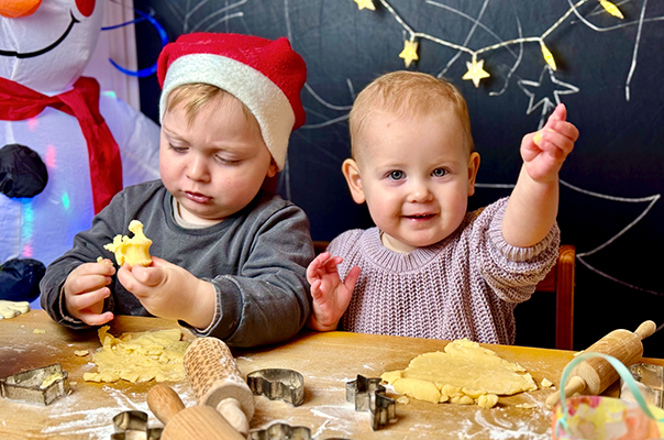 In der Weihnachtsbäckerei! Wir Tageskinder sind in Weihnachtsstimmung. TiG! Kindertagespflege in Braunschweig Nicole Appel – Kindertagespflege, Krippe und Tagesmutter für Braunschweig Gliesmarode, Querum, Riddagshausen, Östliches Ringgebiet, Volkmarode, Bienrode, Waggum, Hondelage, Schuntersiedlung, Kralenriede, Dibbesdorf, Schwarzer Berg, Siegfriedviertel, Nordstadt und Schapen