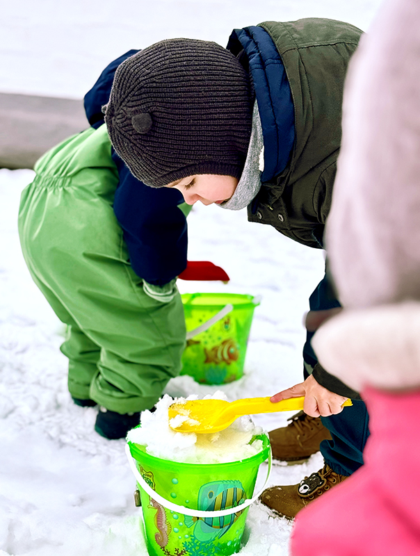 Es schneit! Wir Tageskinder sind draußen und drinnen im und mit Schnee unterwegs TiG! Kindertagespflege in Braunschweig Nicole Appel – Kindertagespflege, Krippe und Tagesmutter für Braunschweig Gliesmarode, Querum, Riddagshausen, Östliches Ringgebiet, Volkmarode, Bienrode, Waggum, Hondelage, Schuntersiedlung, Kralenriede, Dibbesdorf, Schwarzer Berg, Siegfriedviertel, Nordstadt und Schapen