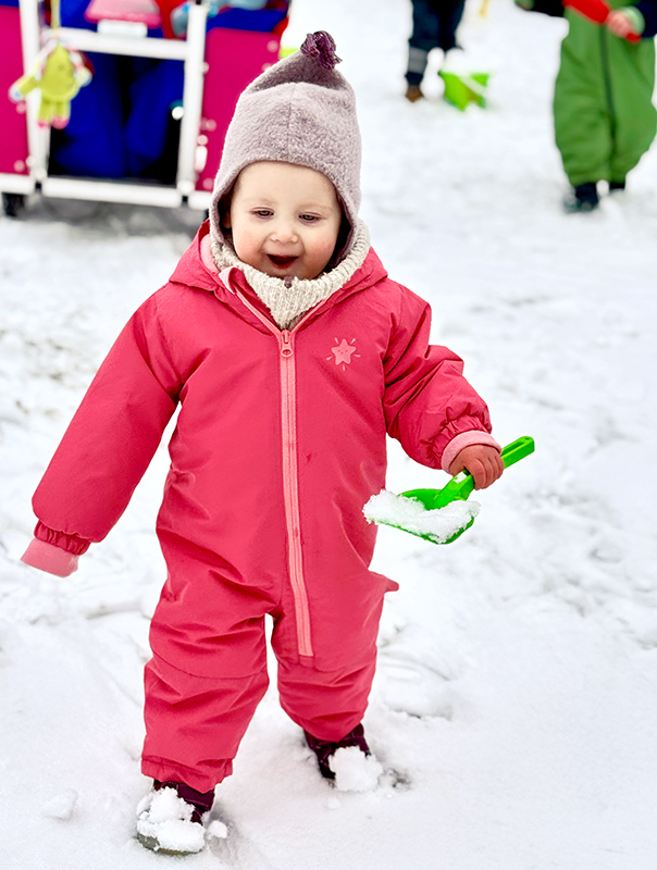 Es schneit! Wir Tageskinder sind draußen und drinnen im und mit Schnee unterwegs TiG! Kindertagespflege in Braunschweig Nicole Appel – Kindertagespflege, Krippe und Tagesmutter für Braunschweig Gliesmarode, Querum, Riddagshausen, Östliches Ringgebiet, Volkmarode, Bienrode, Waggum, Hondelage, Schuntersiedlung, Kralenriede, Dibbesdorf, Schwarzer Berg, Siegfriedviertel, Nordstadt und Schapen