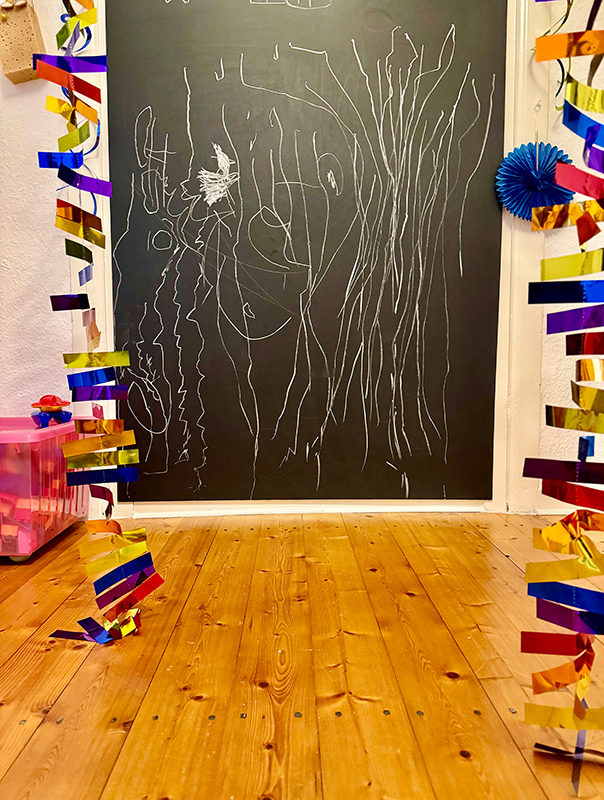 Fertig für Fasching! Wir Tageskinder bereiten uns auf unsere Faschingsparty vor. TiG! Kindertagespflege in Braunschweig Nicole Appel – Kindertagespflege, Krippe und Tagesmutter für Braunschweig Gliesmarode, Querum, Riddagshausen, Östliches Ringgebiet, Volkmarode, Bienrode, Waggum, Hondelage, Schuntersiedlung, Kralenriede, Dibbesdorf, Schwarzer Berg, Siegfriedviertel, Nordstadt und Schapen