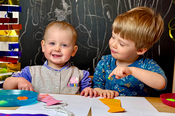 Fertig für Fasching! Wir Tageskinder bereiten uns auf unsere Faschingsparty vor. TiG! Kindertagespflege in Braunschweig Nicole Appel – Kindertagespflege, Krippe und Tagesmutter für Braunschweig Gliesmarode, Querum, Riddagshausen, Östliches Ringgebiet, Volkmarode, Bienrode, Waggum, Hondelage, Schuntersiedlung, Kralenriede, Dibbesdorf, Schwarzer Berg, Siegfriedviertel, Nordstadt und Schapen
