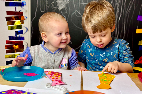 Fertig für Fasching! Wir Tageskinder bereiten uns auf unsere Faschingsparty vor. TiG! Kindertagespflege in Braunschweig Nicole Appel – Kindertagespflege, Krippe und Tagesmutter für Braunschweig Gliesmarode, Querum, Riddagshausen, Östliches Ringgebiet, Volkmarode, Bienrode, Waggum, Hondelage, Schuntersiedlung, Kralenriede, Dibbesdorf, Schwarzer Berg, Siegfriedviertel, Nordstadt und Schapen