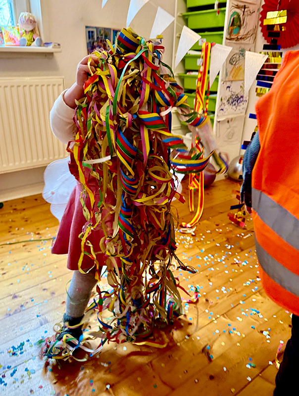 Wir Tageskinder tanzen und lachen und machen eine Karnevalsparty! TiG! Kindertagespflege in Braunschweig Nicole Appel – Kindertagespflege, Krippe und Tagesmutter für Braunschweig Gliesmarode, Querum, Riddagshausen, Östliches Ringgebiet, Volkmarode, Bienrode, Waggum, Hondelage, Schuntersiedlung, Kralenriede, Dibbesdorf, Schwarzer Berg, Siegfriedviertel, Nordstadt und Schapen