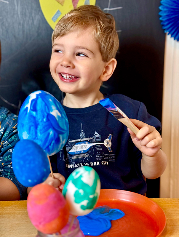 Frooohe Ooostern! Wir Tageskinder bemalen Ostereier. TiG! Kindertagespflege in Braunschweig Nicole Appel – Kindertagespflege, Krippe und Tagesmutter für Braunschweig Gliesmarode, Querum, Riddagshausen, Östliches Ringgebiet, Volkmarode, Bienrode, Waggum, Hondelage, Schuntersiedlung, Kralenriede, Dibbesdorf, Schwarzer Berg, Siegfriedviertel, Nordstadt und Schapen