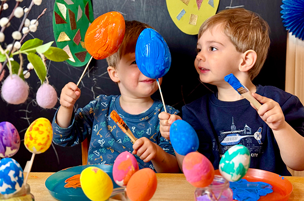 Frooohe Ooostern! Wir Tageskinder bemalen Ostereier. TiG! Kindertagespflege in Braunschweig Nicole Appel – Kindertagespflege, Krippe und Tagesmutter für Braunschweig Gliesmarode, Querum, Riddagshausen, Östliches Ringgebiet, Volkmarode, Bienrode, Waggum, Hondelage, Schuntersiedlung, Kralenriede, Dibbesdorf, Schwarzer Berg, Siegfriedviertel, Nordstadt und Schapen