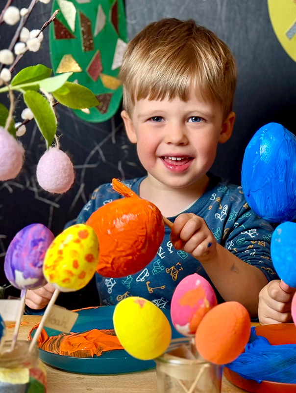 Frooohe Ooostern! Wir Tageskinder bemalen Ostereier. TiG! Kindertagespflege in Braunschweig Nicole Appel – Kindertagespflege, Krippe und Tagesmutter für Braunschweig Gliesmarode, Querum, Riddagshausen, Östliches Ringgebiet, Volkmarode, Bienrode, Waggum, Hondelage, Schuntersiedlung, Kralenriede, Dibbesdorf, Schwarzer Berg, Siegfriedviertel, Nordstadt und Schapen