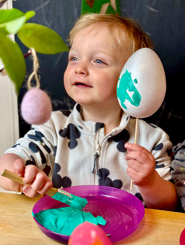 Wir Tageskinder bemalen Ostereier und wünschen ein schönes Osterfest. TiG! Kindertagespflege in Braunschweig Nicole Appel – Kindertagespflege, Krippe und Tagesmutter für Braunschweig Gliesmarode, Querum, Riddagshausen, Östliches Ringgebiet, Volkmarode, Bienrode, Waggum, Hondelage, Schuntersiedlung, Kralenriede, Dibbesdorf, Schwarzer Berg, Siegfriedviertel, Nordstadt und Schapen