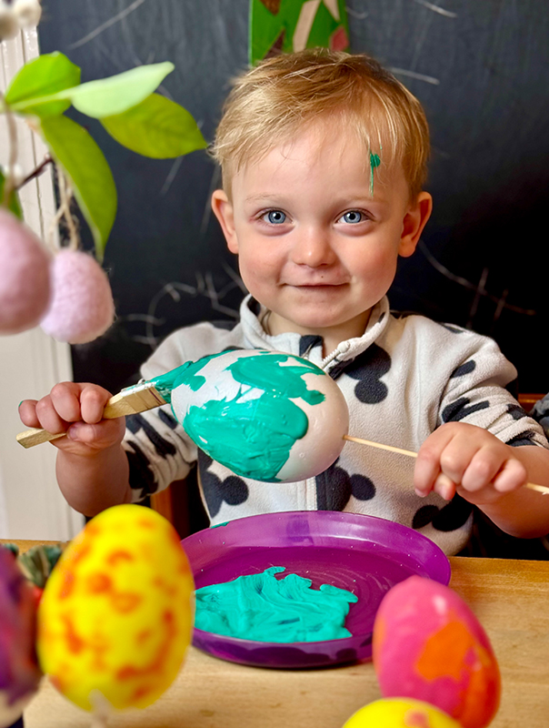 Wir Tageskinder bemalen Ostereier und wünschen ein schönes Osterfest. TiG! Kindertagespflege in Braunschweig Nicole Appel – Kindertagespflege, Krippe und Tagesmutter für Braunschweig Gliesmarode, Querum, Riddagshausen, Östliches Ringgebiet, Volkmarode, Bienrode, Waggum, Hondelage, Schuntersiedlung, Kralenriede, Dibbesdorf, Schwarzer Berg, Siegfriedviertel, Nordstadt und Schapen