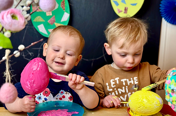 Wir Tageskinder bemalen Ostereier und wünschen ein schönes Osterfest. TiG! Kindertagespflege in Braunschweig Nicole Appel – Kindertagespflege, Krippe und Tagesmutter für Braunschweig Gliesmarode, Querum, Riddagshausen, Östliches Ringgebiet, Volkmarode, Bienrode, Waggum, Hondelage, Schuntersiedlung, Kralenriede, Dibbesdorf, Schwarzer Berg, Siegfriedviertel, Nordstadt und Schapen