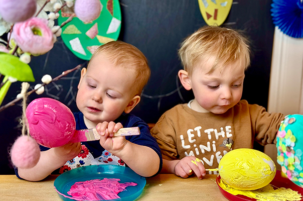 Wir Tageskinder bemalen Ostereier und wünschen ein schönes Osterfest. TiG! Kindertagespflege in Braunschweig Nicole Appel – Kindertagespflege, Krippe und Tagesmutter für Braunschweig Gliesmarode, Querum, Riddagshausen, Östliches Ringgebiet, Volkmarode, Bienrode, Waggum, Hondelage, Schuntersiedlung, Kralenriede, Dibbesdorf, Schwarzer Berg, Siegfriedviertel, Nordstadt und Schapen