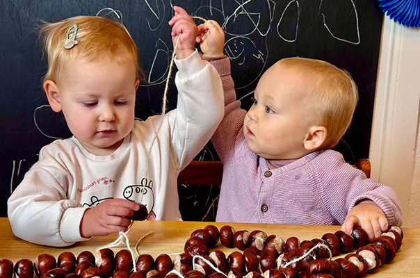 Unsere Kastanienketten! Wir Tageskinder basteln. TiG! Kindertagespflege in Braunschweig Nicole Appel – Kindertagespflege, Krippe und Tagesmutter für Braunschweig Gliesmarode, Querum, Riddagshausen, Östliches Ringgebiet, Volkmarode, Bienrode, Waggum, Hondelage, Schuntersiedlung, Kralenriede, Dibbesdorf, Schwarzer Berg, Siegfriedviertel, Nordstadt und Schapen
