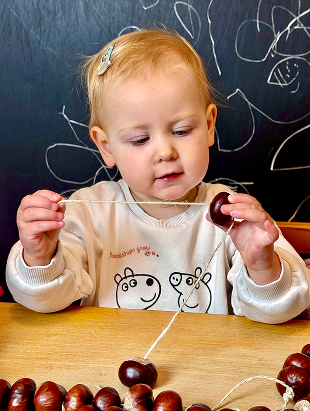 Wir Tageskinder basteln. TiG! Kindertagespflege in Braunschweig Nicole Appel – Kindertagespflege, Krippe und Tagesmutter für Braunschweig Gliesmarode, Querum, Riddagshausen, Östliches Ringgebiet, Volkmarode, Bienrode, Waggum, Hondelage, Schuntersiedlung, Kralenriede, Dibbesdorf, Schwarzer Berg, Siegfriedviertel, Nordstadt und Schapen