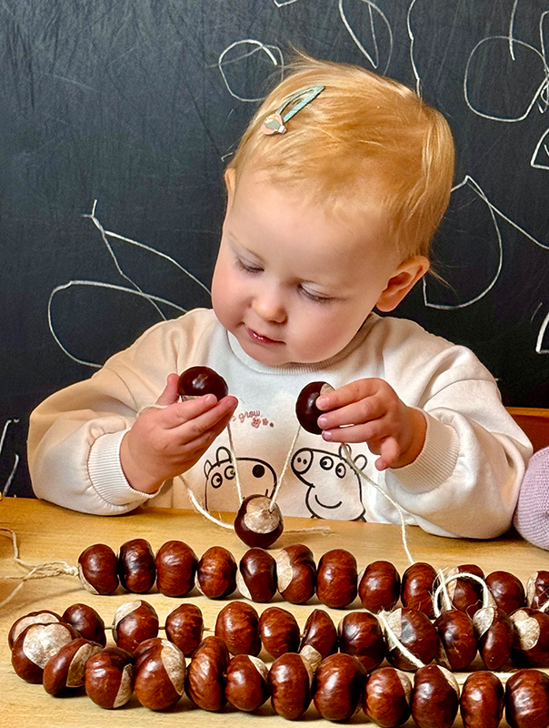Wir Tageskinder basteln. TiG! Kindertagespflege in Braunschweig Nicole Appel – Kindertagespflege, Krippe und Tagesmutter für Braunschweig Gliesmarode, Querum, Riddagshausen, Östliches Ringgebiet, Volkmarode, Bienrode, Waggum, Hondelage, Schuntersiedlung, Kralenriede, Dibbesdorf, Schwarzer Berg, Siegfriedviertel, Nordstadt und Schapen