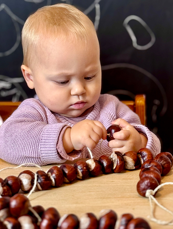 Unsere Kastanienketten! Wir Tageskinder basteln. TiG! Kindertagespflege in Braunschweig Nicole Appel – Kindertagespflege, Krippe und Tagesmutter für Braunschweig Gliesmarode, Querum, Riddagshausen, Östliches Ringgebiet, Volkmarode, Bienrode, Waggum, Hondelage, Schuntersiedlung, Kralenriede, Dibbesdorf, Schwarzer Berg, Siegfriedviertel, Nordstadt und Schapen