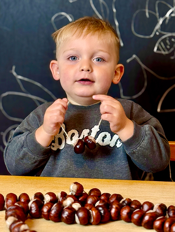 Wir Tageskinder basteln. TiG! Kindertagespflege in Braunschweig Nicole Appel – Kindertagespflege, Krippe und Tagesmutter für Braunschweig Gliesmarode, Querum, Riddagshausen, Östliches Ringgebiet, Volkmarode, Bienrode, Waggum, Hondelage, Schuntersiedlung, Kralenriede, Dibbesdorf, Schwarzer Berg, Siegfriedviertel, Nordstadt und Schapen