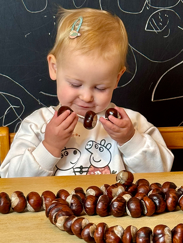 Unsere Kastanienketten! Wir Tageskinder basteln. TiG! Kindertagespflege in Braunschweig Nicole Appel – Kindertagespflege, Krippe und Tagesmutter für Braunschweig Gliesmarode, Querum, Riddagshausen, Östliches Ringgebiet, Volkmarode, Bienrode, Waggum, Hondelage, Schuntersiedlung, Kralenriede, Dibbesdorf, Schwarzer Berg, Siegfriedviertel, Nordstadt und Schapen