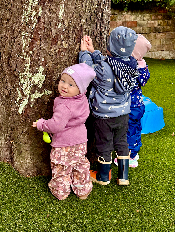 Unsere Kastanienschlange! Wir Tageskinder sind mitsamt unserer Kastanienschlange draußen unterwegs. TiG! Kindertagespflege in Braunschweig Nicole Appel – Kindertagespflege, Krippe und Tagesmutter für Braunschweig Gliesmarode, Querum, Riddagshausen, Östliches Ringgebiet, Volkmarode, Bienrode, Waggum, Hondelage, Schuntersiedlung, Kralenriede, Dibbesdorf, Schwarzer Berg, Siegfriedviertel, Nordstadt und Schapen