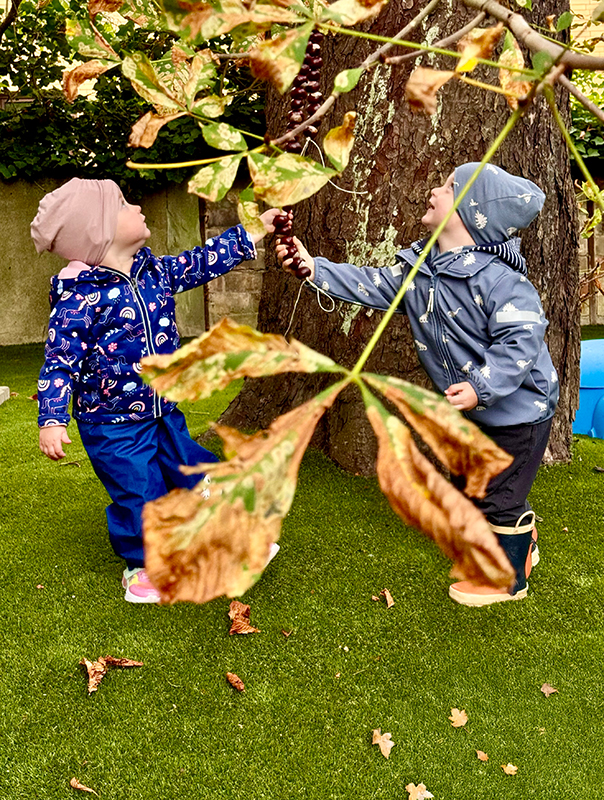 Unsere Kastanienschlange! Wir Tageskinder sind mitsamt unserer Kastanienschlange draußen unterwegs. TiG! Kindertagespflege in Braunschweig Nicole Appel – Kindertagespflege, Krippe und Tagesmutter für Braunschweig Gliesmarode, Querum, Riddagshausen, Östliches Ringgebiet, Volkmarode, Bienrode, Waggum, Hondelage, Schuntersiedlung, Kralenriede, Dibbesdorf, Schwarzer Berg, Siegfriedviertel, Nordstadt und Schapen