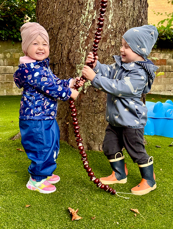 Unsere Kastanienschlange! Wir Tageskinder sind mitsamt unserer Kastanienschlange draußen unterwegs. TiG! Kindertagespflege in Braunschweig Nicole Appel – Kindertagespflege, Krippe und Tagesmutter für Braunschweig Gliesmarode, Querum, Riddagshausen, Östliches Ringgebiet, Volkmarode, Bienrode, Waggum, Hondelage, Schuntersiedlung, Kralenriede, Dibbesdorf, Schwarzer Berg, Siegfriedviertel, Nordstadt und Schapen
