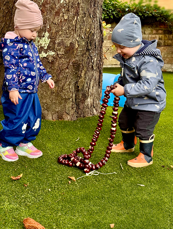 Unsere Kastanienschlange! Wir Tageskinder sind mitsamt unserer Kastanienschlange draußen unterwegs. TiG! Kindertagespflege in Braunschweig Nicole Appel – Kindertagespflege, Krippe und Tagesmutter für Braunschweig Gliesmarode, Querum, Riddagshausen, Östliches Ringgebiet, Volkmarode, Bienrode, Waggum, Hondelage, Schuntersiedlung, Kralenriede, Dibbesdorf, Schwarzer Berg, Siegfriedviertel, Nordstadt und Schapen