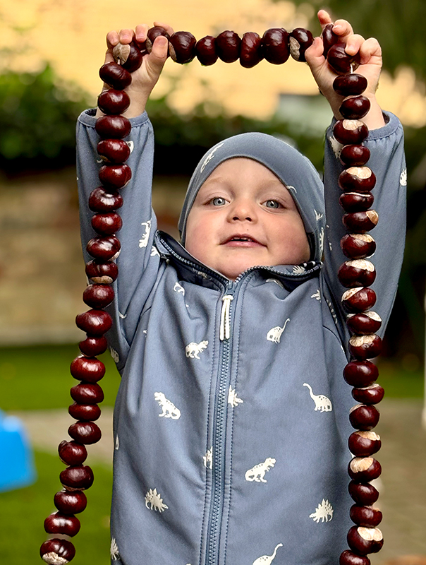 Unsere Kastanienschlange! Wir Tageskinder sind mitsamt unserer Kastanienschlange draußen unterwegs. TiG! Kindertagespflege in Braunschweig Nicole Appel – Kindertagespflege, Krippe und Tagesmutter für Braunschweig Gliesmarode, Querum, Riddagshausen, Östliches Ringgebiet, Volkmarode, Bienrode, Waggum, Hondelage, Schuntersiedlung, Kralenriede, Dibbesdorf, Schwarzer Berg, Siegfriedviertel, Nordstadt und Schapen
