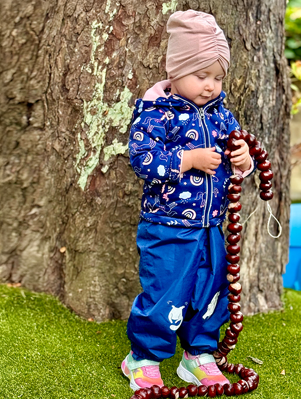 Unsere Kastanienschlange! Wir Tageskinder sind mitsamt unserer Kastanienschlange draußen unterwegs. TiG! Kindertagespflege in Braunschweig Nicole Appel – Kindertagespflege, Krippe und Tagesmutter für Braunschweig Gliesmarode, Querum, Riddagshausen, Östliches Ringgebiet, Volkmarode, Bienrode, Waggum, Hondelage, Schuntersiedlung, Kralenriede, Dibbesdorf, Schwarzer Berg, Siegfriedviertel, Nordstadt und Schapen