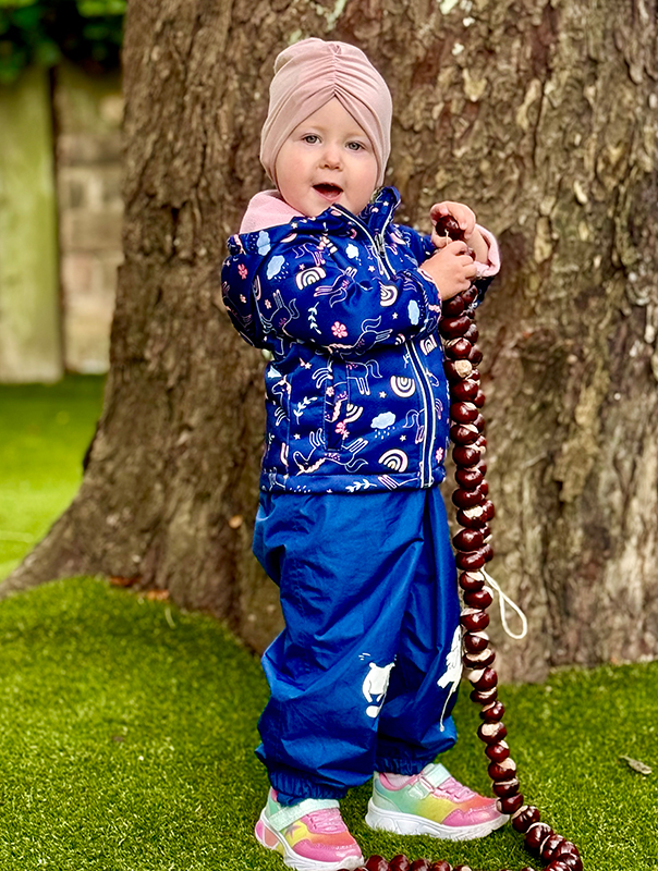 Unsere Kastanienschlange! Wir Tageskinder sind mitsamt unserer Kastanienschlange draußen unterwegs. TiG! Kindertagespflege in Braunschweig Nicole Appel – Kindertagespflege, Krippe und Tagesmutter für Braunschweig Gliesmarode, Querum, Riddagshausen, Östliches Ringgebiet, Volkmarode, Bienrode, Waggum, Hondelage, Schuntersiedlung, Kralenriede, Dibbesdorf, Schwarzer Berg, Siegfriedviertel, Nordstadt und Schapen